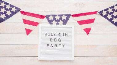 4 Temmuz barbekü partisi işareti faturasındaki kurulu 4 Temmuz ile dekorasyon.