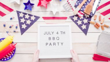 4 Temmuz barbekü partisi işareti faturasındaki kurulu 4 Temmuz ile dekorasyon.
