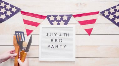 4 Temmuz barbekü partisi işareti faturasındaki kurulu 4 Temmuz ile dekorasyon.