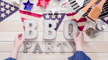 Barbekü partisi işareti ile 4 Temmuz bir ahşap dekorasyon panoları.