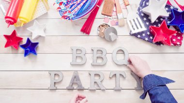 Barbekü partisi işareti ile 4 Temmuz bir ahşap dekorasyon panoları.