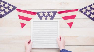 4 Temmuz barbekü partisi işareti faturasındaki kurulu 4 Temmuz ile dekorasyon.