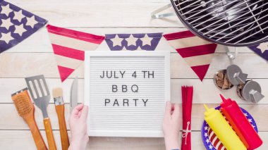 4 Temmuz barbekü partisi işareti faturasındaki kurulu 4 Temmuz ile dekorasyon.