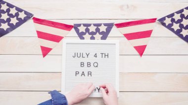4 Temmuz barbekü partisi işareti faturasındaki kurulu 4 Temmuz ile dekorasyon.