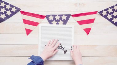 4 Temmuz barbekü partisi işareti faturasındaki kurulu 4 Temmuz ile dekorasyon.