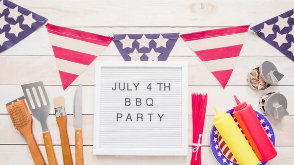 4 Temmuz barbekü partisi işareti faturasındaki kurulu 4 Temmuz ile dekorasyon.