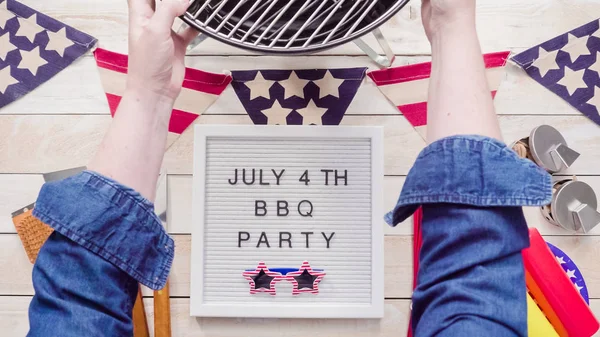 4 Temmuz barbekü partisi işareti faturasındaki kurulu 4 Temmuz ile dekorasyon.