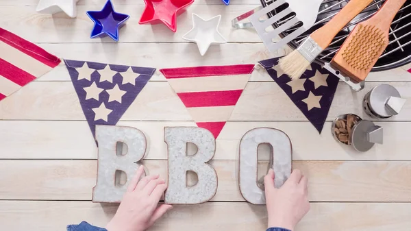 Barbekü işareti 4 Temmuz ile metal bir ahşap dekorasyon panoları.