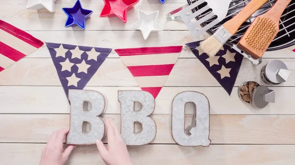 Barbekü işareti 4 Temmuz ile metal bir ahşap dekorasyon panoları.