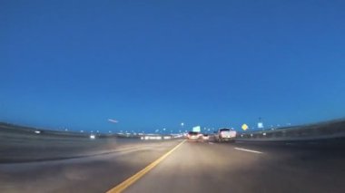 Denver, Colorado, ABD-14 Ocak, 2018-Pov-sürüş Denver Uluslararası Havalimanı'na gün batımında.