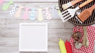 Babalar günü barbekü partisi beyaz faturası kurulu pişirme araçları ile oturum.