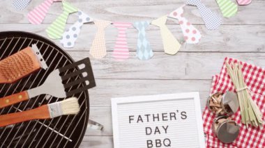 Babalar günü barbekü partisi beyaz faturası kurulu pişirme araçları ile oturum.