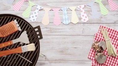 Babalar günü barbekü partisi beyaz faturası kurulu pişirme araçları ile oturum.