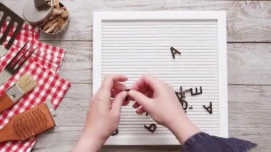 Babalar günü barbekü partisi beyaz faturası kurulu pişirme araçları ile oturum.