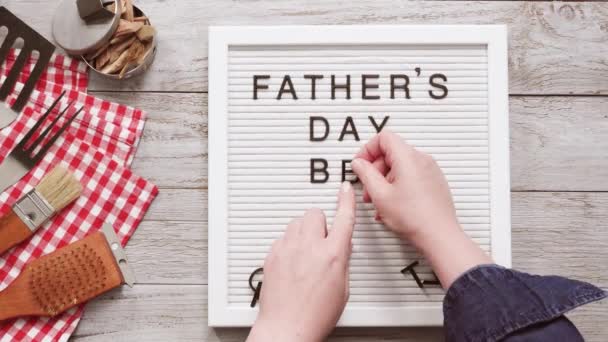 Vaderdag Bbq Partij Ondertekenen Een Witte Memo Bord Met Kokende — Stockvideo