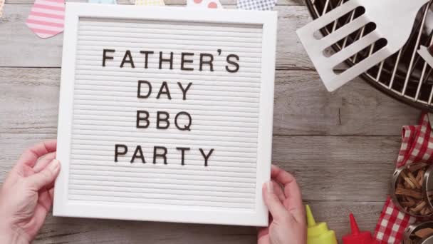 Fars Dag Bbq Part Logga Vit Memo Bräda Med Matlagning — Stockvideo