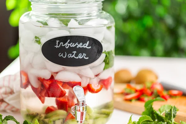 Acqua Infusa Con Fragole Biologiche Kiwi Menta Fresca Nel Dispenser — Foto Stock