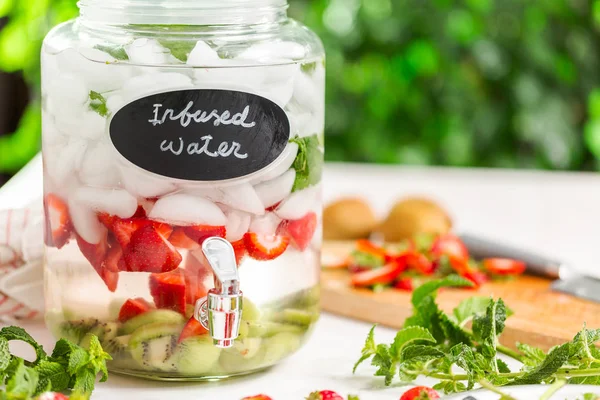 Infused Water Organic Strawberries Kiwi Fresh Mint Glass Beverage Drink — Stock Photo, Image