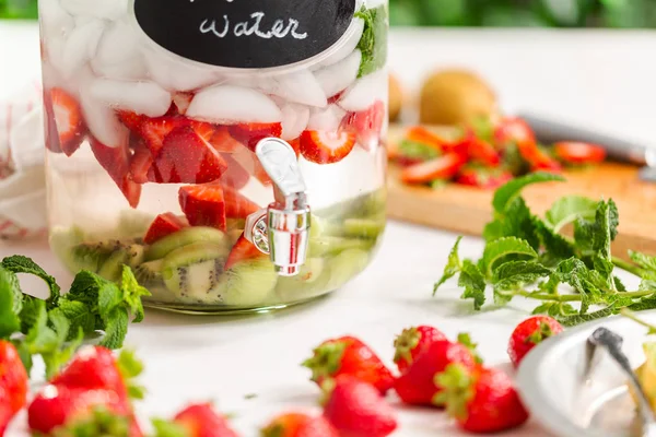 Acqua Infusa Con Fragole Biologiche Kiwi Menta Fresca Nel Dispenser — Foto Stock