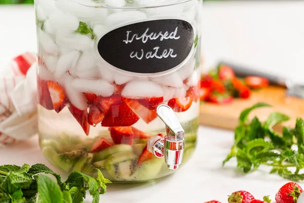 Infused Water Organic Strawberries Kiwi Fresh Mint Glass Beverage Drink — Stock Photo, Image