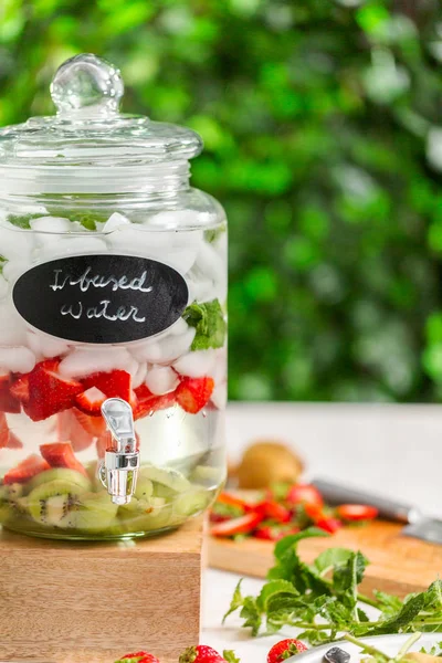 Acqua Infusa Con Fragole Biologiche Kiwi Menta Fresca Nel Dispenser — Foto Stock