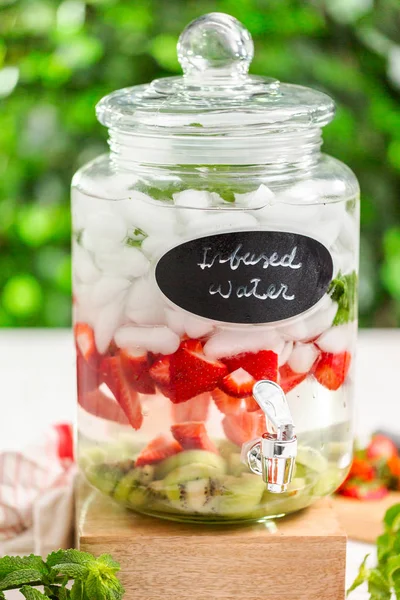 Acqua Infusa Con Fragole Biologiche Kiwi Menta Fresca Nel Dispenser — Foto Stock