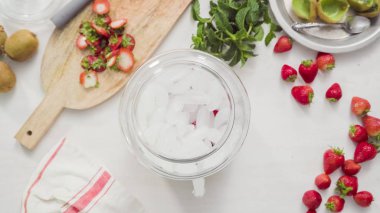 Adım adım. Cam içecek içecek dağıtıcısı organik infüzyon su hazırlama.