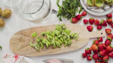 Adım adım. Fressh organik meyve infüzyon su için dilimleme.