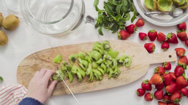 Adım adım. Fressh organik meyve infüzyon su için dilimleme.