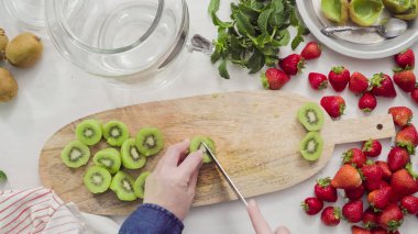 Adım adım. Fressh organik meyve infüzyon su için dilimleme.