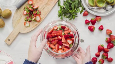Adım adım. Cam içecek içecek dağıtıcısı organik infüzyon su hazırlama.