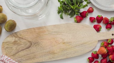 Adım adım. Fressh organik meyve infüzyon su için dilimleme.