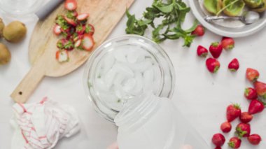 Adım adım. Cam içecek içecek dağıtıcısı organik infüzyon su hazırlama.