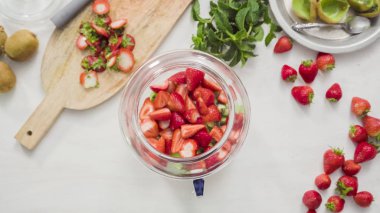 Adım adım. Cam içecek içecek dağıtıcısı organik infüzyon su hazırlama.