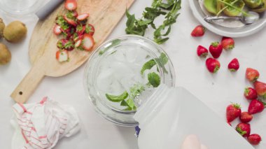 Adım adım. Cam içecek içecek dağıtıcısı organik infüzyon su hazırlama.