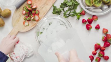 Adım adım. Cam içecek içecek dağıtıcısı organik infüzyon su hazırlama.