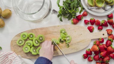 Adım adım. Fressh organik meyve infüzyon su için dilimleme.