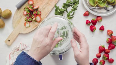 Adım adım. Cam içecek içecek dağıtıcısı organik infüzyon su hazırlama.