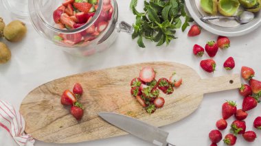 Adım adım. Fressh organik meyve infüzyon su için dilimleme.