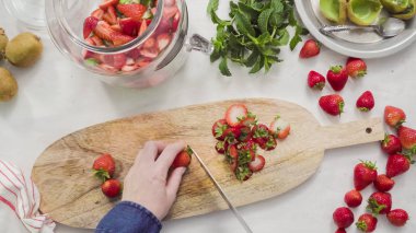 Adım adım. Fressh organik meyve infüzyon su için dilimleme.