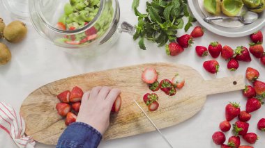 Adım adım. Fressh organik meyve infüzyon su için dilimleme.