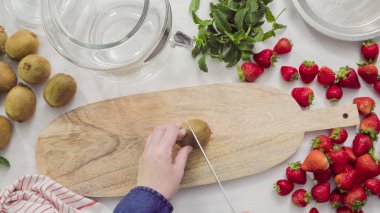 Adım adım. Fressh organik meyve infüzyon su için dilimleme.