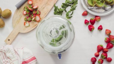 Adım adım. Cam içecek içecek dağıtıcısı organik infüzyon su hazırlama.