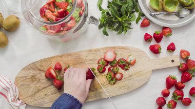 Adım adım. Fressh organik meyve infüzyon su için dilimleme.