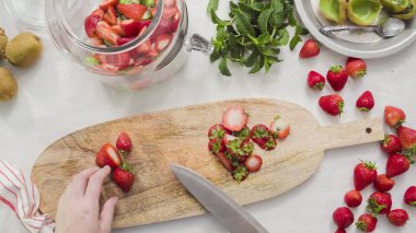 Adım adım. Fressh organik meyve infüzyon su için dilimleme.