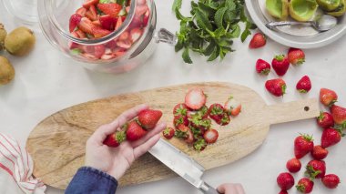 Adım adım. Fressh organik meyve infüzyon su için dilimleme.