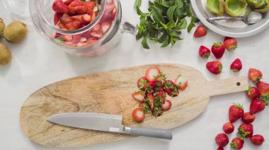 Adım adım. Fressh organik meyve infüzyon su için dilimleme.