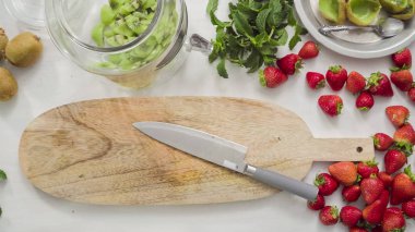 Adım adım. Fressh organik meyve infüzyon su için dilimleme.