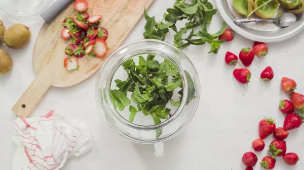 Adım adım. Cam içecek içecek dağıtıcısı organik infüzyon su hazırlama.