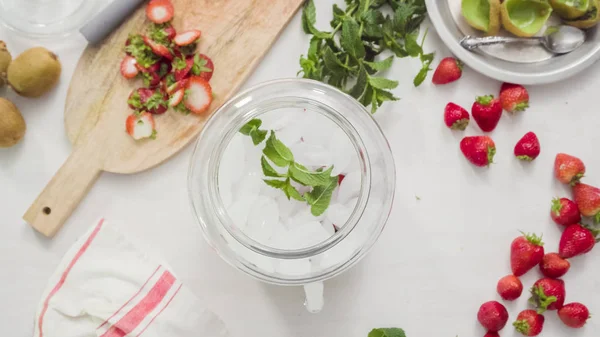 Adım adım. Cam içecek içecek dağıtıcısı organik infüzyon su hazırlama.